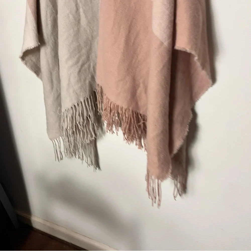 SOIA & KYO Women's Wrap Poncho‎ Shawl Neutral Color Block Fringe Acrylic